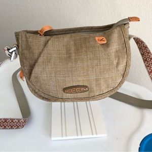 Keen cross body light weight hiking bag zip closure